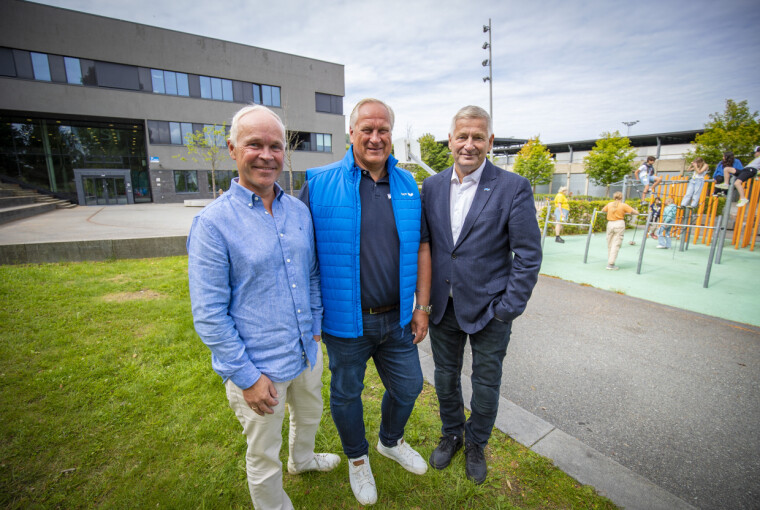 VIL HA BORT «A4-SKOLEN»: Høyre-trioen Jan Tore Sanner, ordførerkandidat Kjell Arne Hermansen og fylkesordførerkandidat Tore Opdal Hansen ønsker et mer variert og skreddersydd utdanningsløp. I bakgrunnen er det noen heldige elever på sommerskole ved Marienlyst.