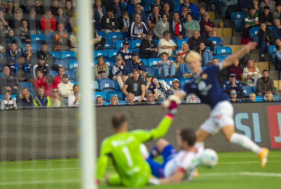UTE AV FOKUS: Noen ganger kan bildene bli like innholdsrike med fokus på det tribunen fremfor spillet når hjemmelaget har sjanser foran mål.