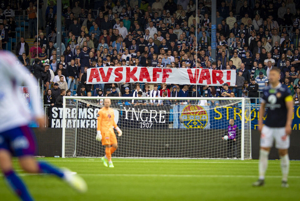 Begge supportergrupper gjennomførte en demonstrasjon mot VAR i kampen.