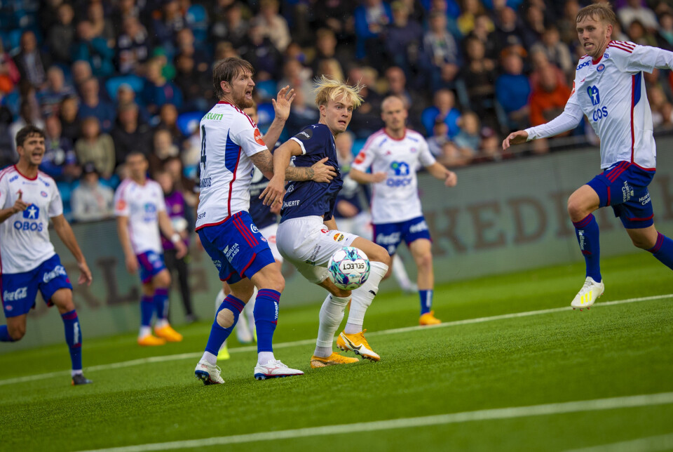 HANDS: Jonatan Braut Brunes fikk en ball i overarmen som Jonas Therkelsen snappet og scoret. Gleden ble imidlertid kortvarig.