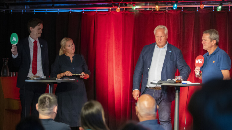 BLE VANSKELIG: Det gikk ikke helt på skinner når politikerne måtte svare med JA/NEI-skiltene i debatten og samtidig ikke forsto spørsmålene.