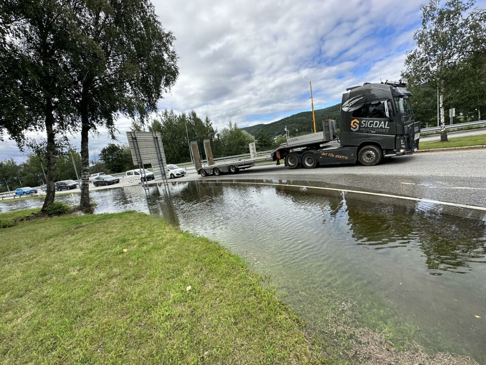 Trafikk-knutepunkt flomstengt i Mjøndalen
