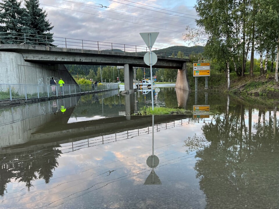 Trafikk-knutepunkt flomstengt i Mjøndalen