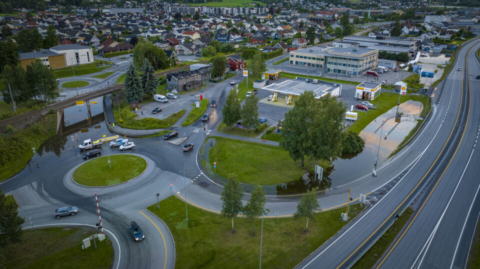 Trafikk-knutepunkt flomstengt i Mjøndalen
