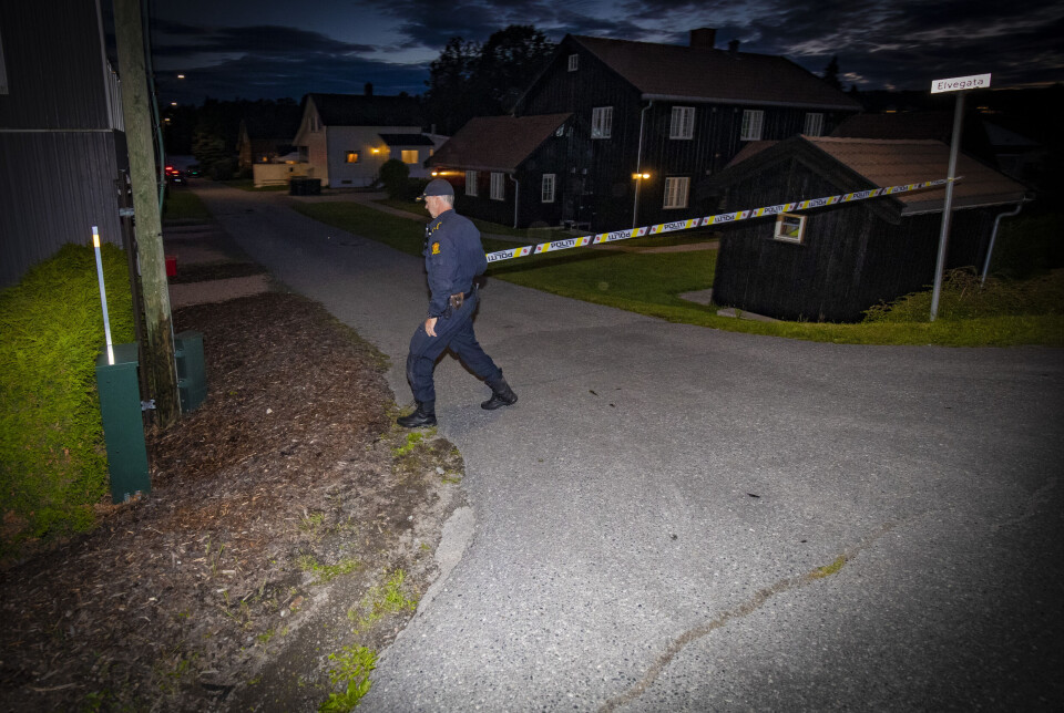SPERRET AV: Politiet sperret torsdag kveld av flere av veiene i evakueringssonen ned mot elva i gamle-Hokksund.