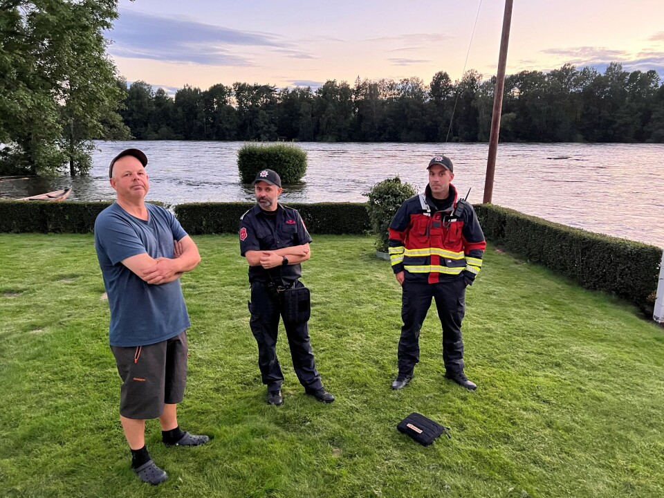 Huseier Gjermund Christiansen med besøk av Kalle Varfjell og Andreas Hildonen fra brannvesenet sent torsdag kveld.