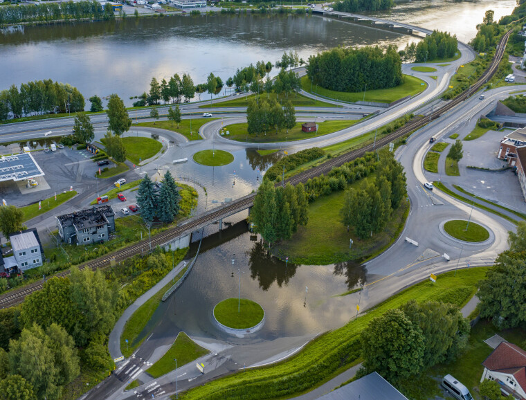 FLOM: Slik ser det ut fredag morgen etter at Drammenselva har flommet gjennom undergangen ved Shell og videre ned i jernbaneundergangen.