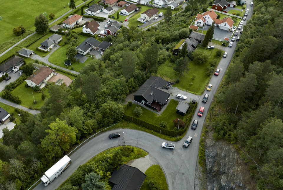 KRONGLETE OMKJØRING: Lange køer med biler og trailere via Hagatjernveien i små nabolag i Mjøndalen.