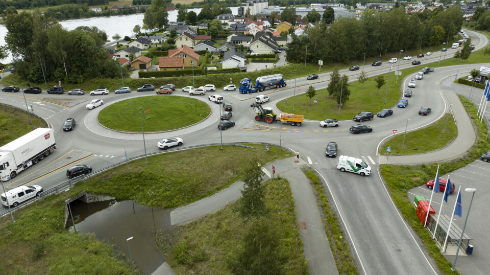 KROKSTADELVA: Slik har det vært hele dagen, ifølge folk som bor på stedet. Køene over den gamle Mjøndalsbrua skaper også trøbbel for øvrig trafikk.