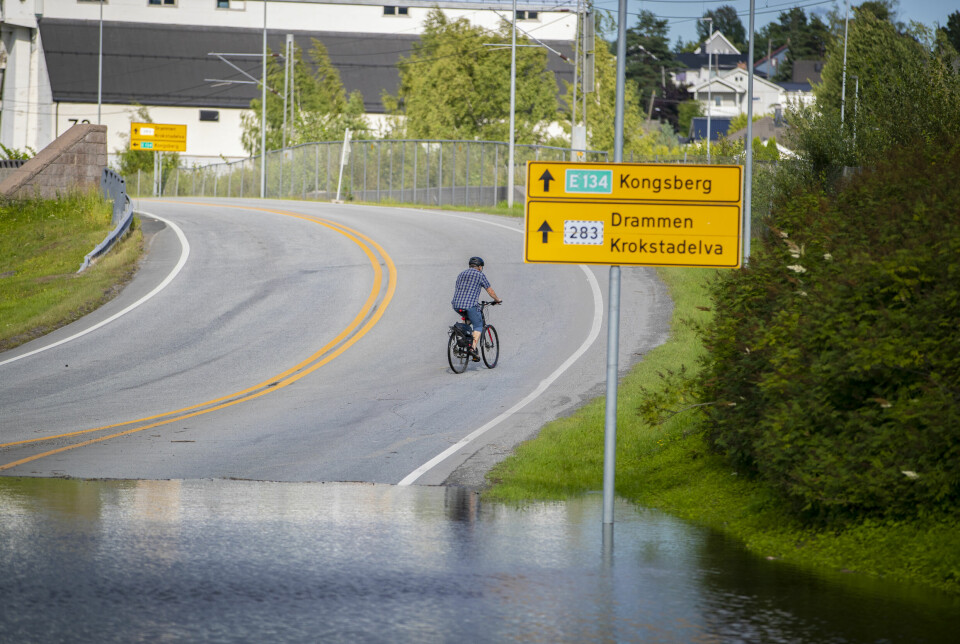 AUTOSTRADA FOR SYKKELEN: Et av Østlandets mest trafikkerte veier ligger nå øde, og du kan nå sykle og gå fra E134 og midt i bilveien over Mjøndalsbrua uten å møte på annen trafikk i flere dager fremover.