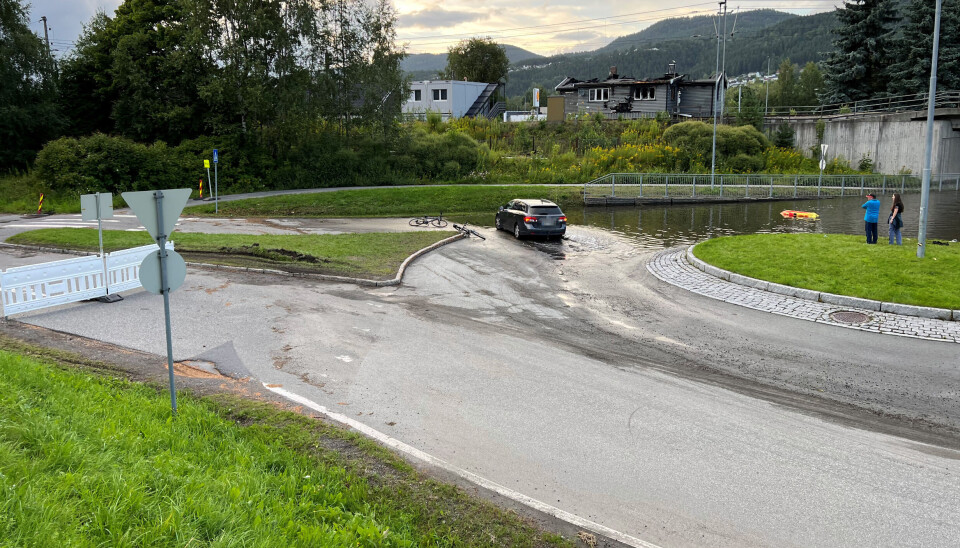 GA BLAFFEN 1: Bilisten kronglet seg gjennom sperringene, over i motgående, gjennom vannet og måtte ut og flytte på sykler før han kom seg ut av rundkjøringen igjen.