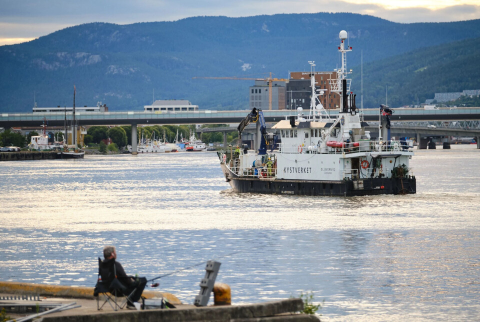 OPPSAMLING: Kystverket i aksjon i havnebassenget i Drammen.