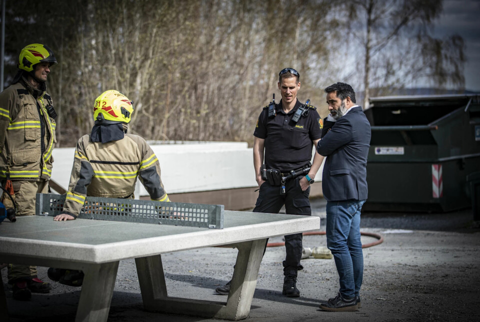 Rektor Simon E. Jara på Galterud i samtale med brann og politi etter en av mange påsatte branner.