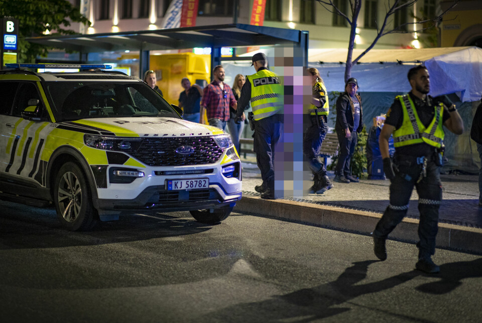 En utagerende ung mann ble påsatt håndjern av politiet etter en ordensforstyrrelse på Bragernes Torg.