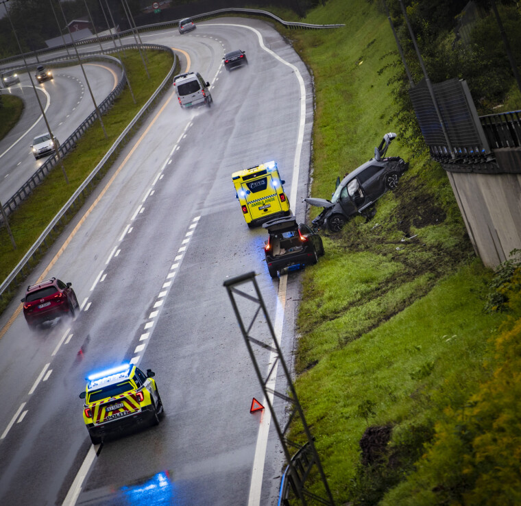Store materielle skader etter utforkjøring på E18