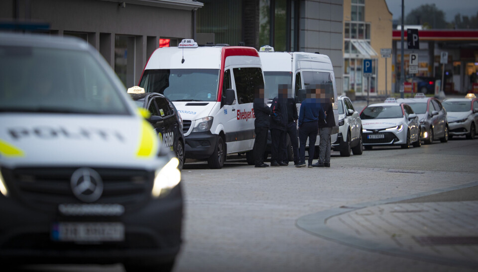 FRA STEDET: Bildet er tatt kort tid etter hendelsen mens politiet var på stedet. Det er uklart om noen av personene på bildet var involvert i hendelsen. FRA STEDET: Bildet er tatt kort tid etter hendelsen mens politiet var på stedet. Det er uklart om noen av personene på bildet var involvert i hendelsen.