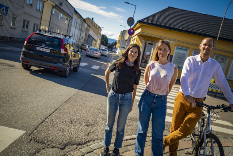 PROBLEMOMRÅDE: Dette området på Strømsø i Tordenskioldsgate vil nyte godt av forbud mot fossilkjøretøy, mener trioen Lan Marie Berg, Cathrin Janøy, Lars Viko Gaupset fra MDG.