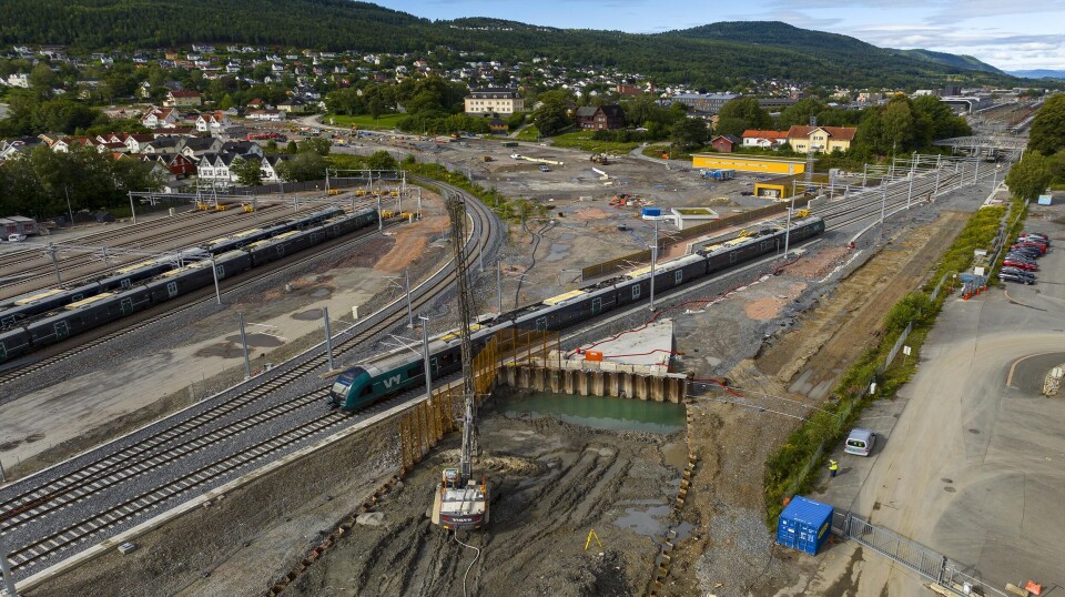 Drammens første planfrie togkryss, Sørlandsbanen over, Vestfoldbanen under. Området bak ved foten av Smithestrøm går blir grønn park.