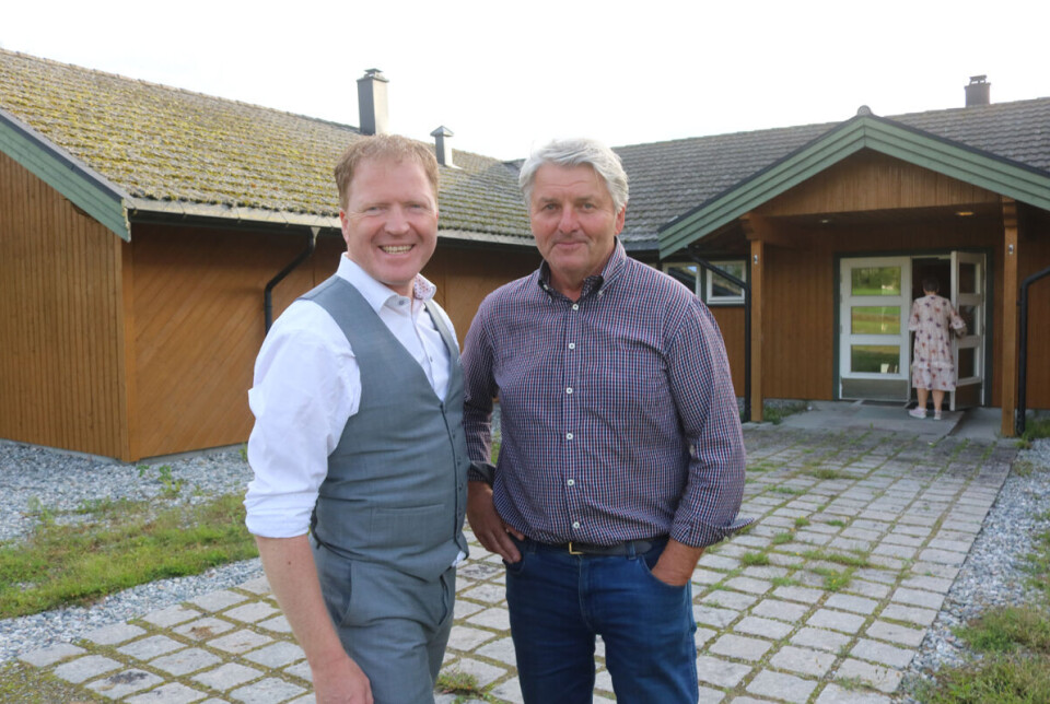 Kommunal- og distriktsminister Sigbjørn Gjelsvik besøkte ordfører Knut Kvale og Skotselv torsdag for å se på «Bibelskolen» hvor kommunen ønsker å etablere en ny barnehage.