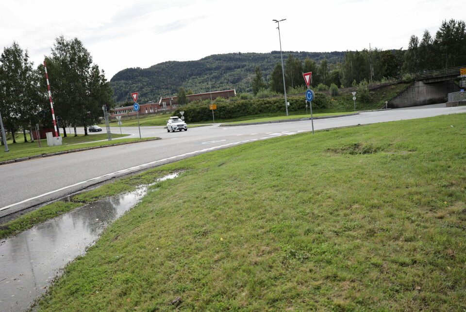 JERNBANEUNDERGANGEN: Ikke mange centimeterne igjen her før det flommer over på nytt.