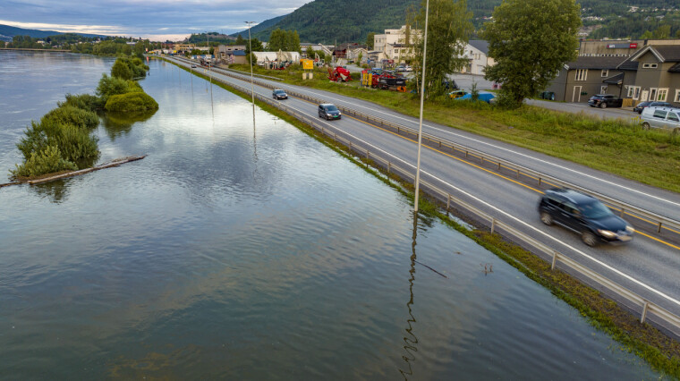 KAN BLI OVERSVØMT: Prognosene tilsier nå at E134 i Mjøndalen blir oversvømt, om elva stiger 35 centimeter over dette nivået fra ekstremværet tidligere i august. Her er vannstanden på cirka 3,15 meter, det var da omlag 10 centimeter igjen til veibanen.