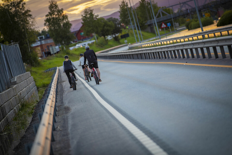 SYKKELSIGHTSEEING: Syklister mot kjøreretningen er et heller sjeldent syn på E134.