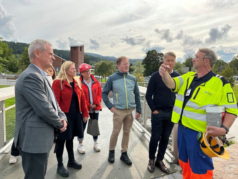 FLOMSIKRING: Avdelingsingeniør Per Holmen (t.h.) fortalte at flomsikringsanlegget på Wildenveys plass pumper vann fra en bekk til en annen for å unngå oversvømmelse i Mjøndalen sentrum. Fra venstre beredskapssjef Sten Petter Aamodt, ordfører Monica Myrvold Berg, regionsjef i NVE Sør Elisabet Rui, kommunalminister Sigbjørn Gjelsvik og olje- og energiminister Terje Aasland.