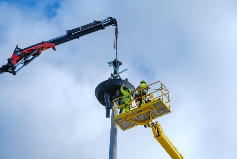 Byvåpenet fjernet etter over 70 år på sokkel