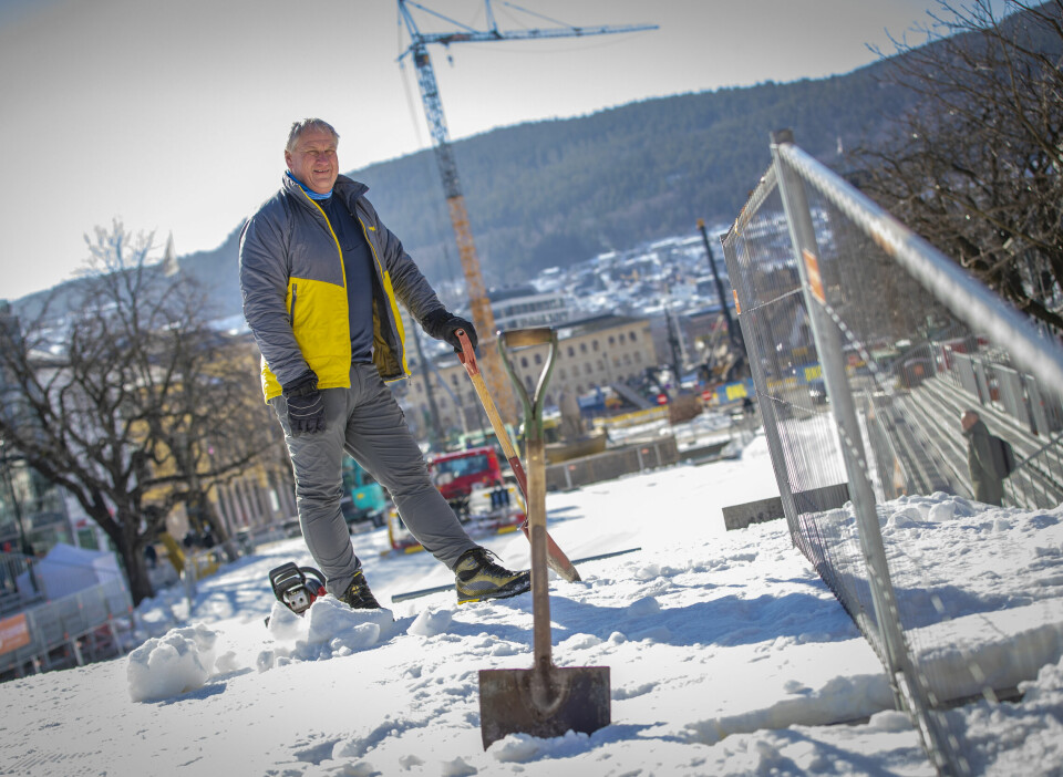 BRETTER OPP ERMENE: Kjell Arne Hermansen (57) er finansmann av yrke, men er ikke redd for å «ta i et tak», her fra dugnad under skisprinten. Det kan komme godt med om han skal «få fart på Drammen igjen».