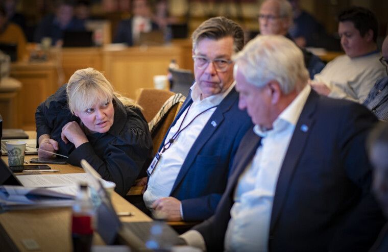 LYNKARRIERE I POLITIKKEN: Høyres gruppeleder Kristin Surlien og tidligere ordførerkandidat Fredrik Haaning sammen med Kjell Arne Hermansen i kommunestyret.