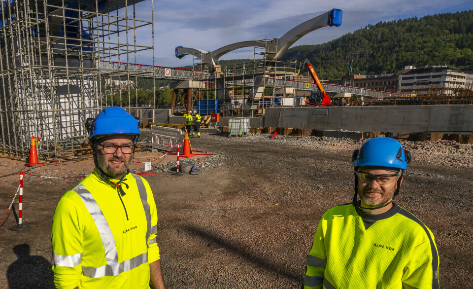 Prosjektleder Eirik Korsnes (t.v.) og anleggsleder Thomas Aas guider DRM24rundt på byggeplasslabyrinten.