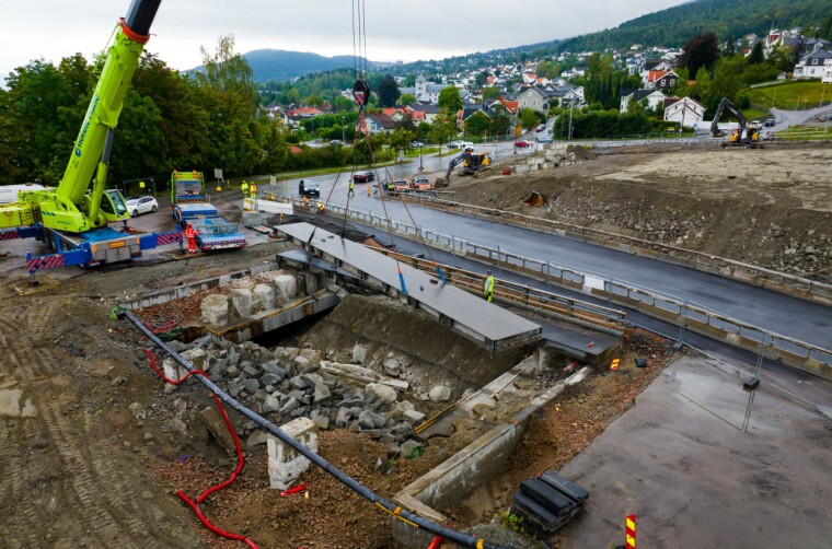 Trafikken i Professor Smiths alle er snart tilbake på fast grunn – etter over to år på en provisorisk bru over en kløft der Bane NOR bygger dobbeltspor til Vestfold. Trafikken i Professor Smiths alle er snart tilbake på fast grunn – etter over to år på en provisorisk bru over en kløft der Bane NOR bygger dobbeltspor til Vestfold.
