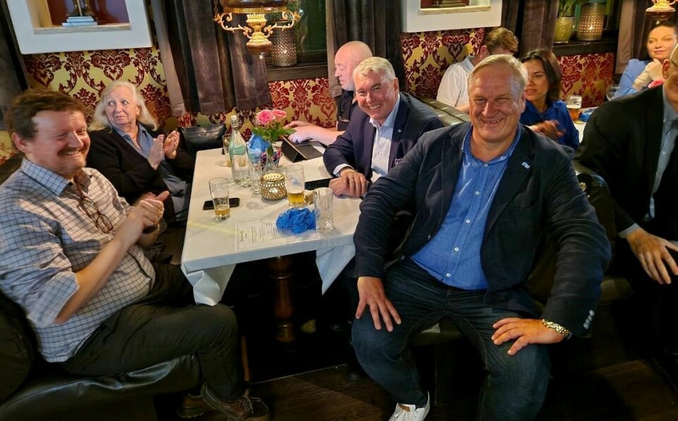 GOD STEMNING: Høyres ordførerkandidat Kjell Arne Hermansen og kompani i godt humør på valgvaken på Kings Arms Pub.