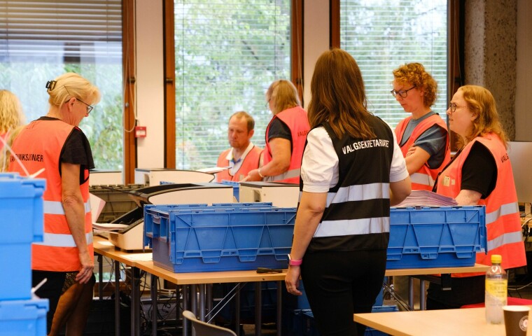 STEMMEOPPTELLING: Her fra Drammen mandag kveld, med valgfunksjonærer i full sving. Stemmene var ferdig opptalt rundt midnatt.