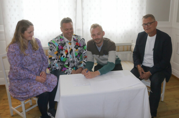 Her signeres avtalen på «direkten» mellom Venstre, FrP, Høyre og KrF.
