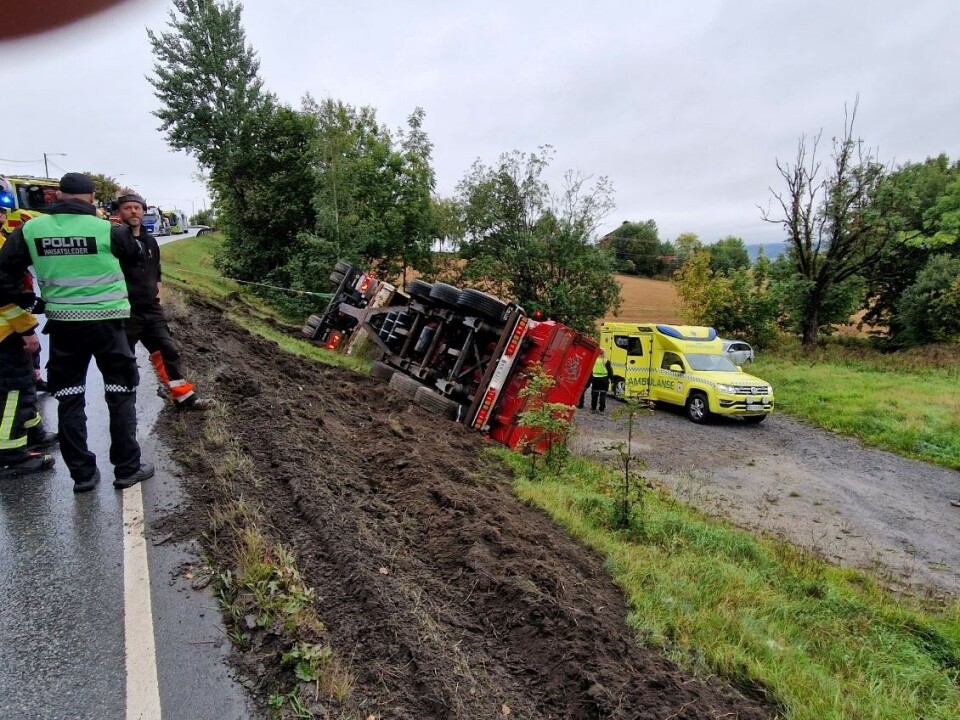 Semitrailer fullastet med grus veltet