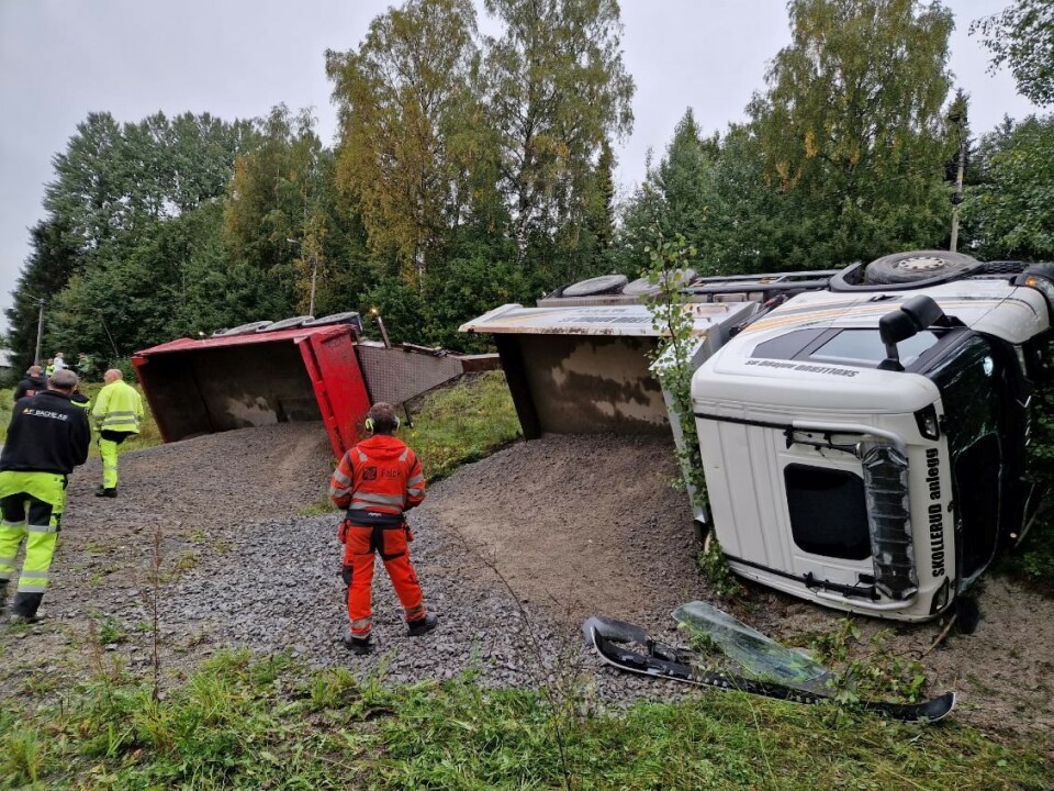 Semitrailer fullastet med grus veltet