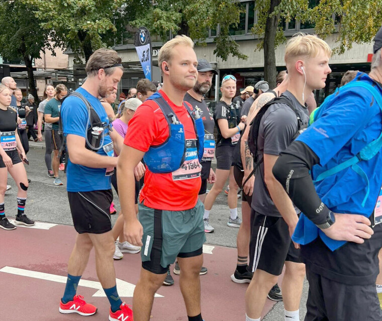 Alexander Eliassen ble intervjuet av Cathrine Fossum på God Morgen Norge fredag. Lørdag sprang han Oslo Maraton for demenssaken.