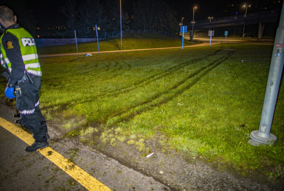 E18: Bil traff betongvegg rett i fronten