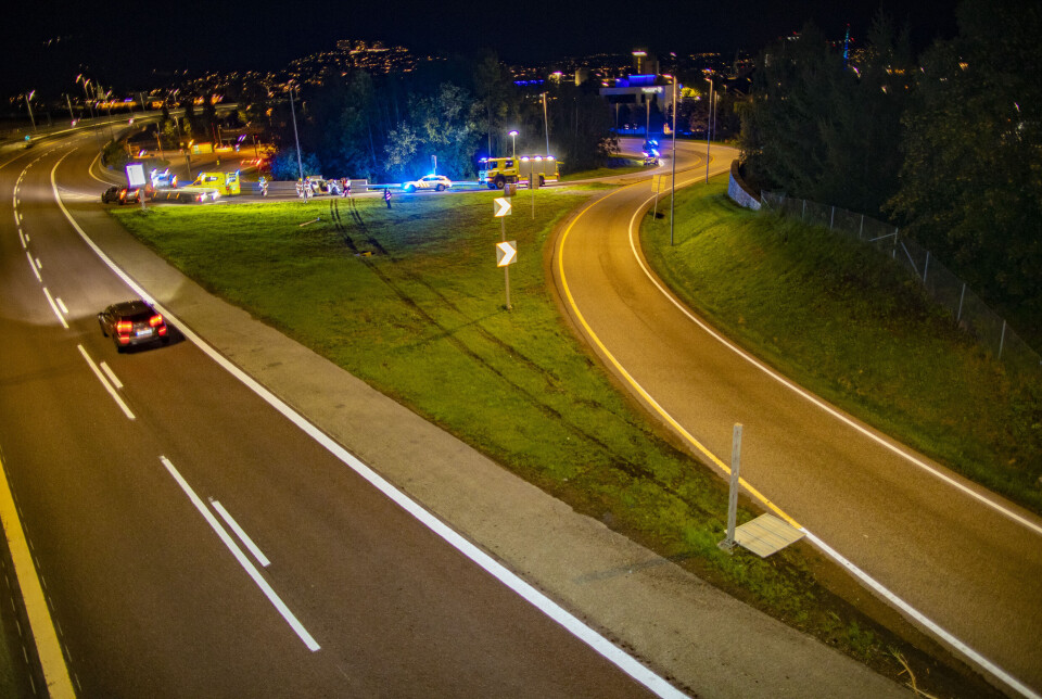 E18: Bil traff betongvegg rett i fronten