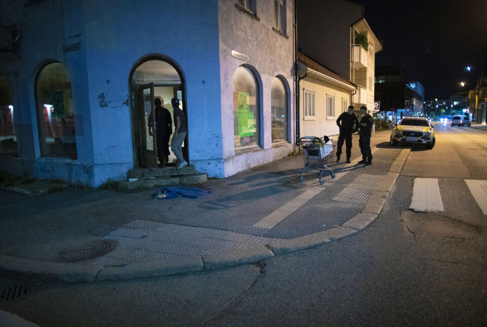 Naboene trodde tyver tømte stengt butikk