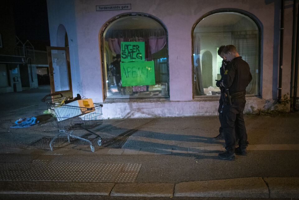 Naboene trodde tyver tømte stengt butikk