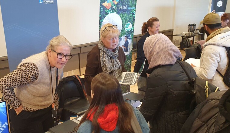 Flere i samtale med personell fra Drammen kommune på deres stand.