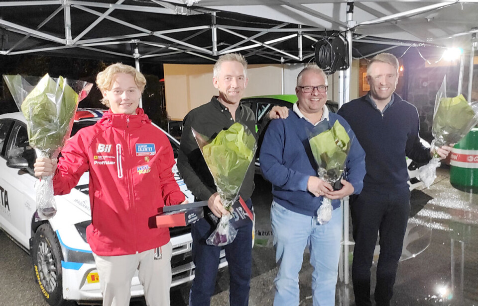 Norgesmestre ble hedret med blomster og gaver. F.v. Oskar Biksrud, Lasse Berg, Mats Peder Hvambsahl og Frank Tore Larsen.