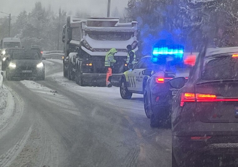 Snøværet skaper trøbbel på veiene