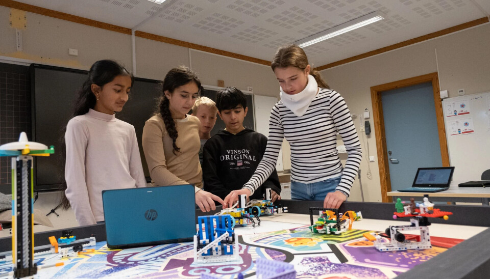 GØY: Elevene i 7. klasse på Stenseth skole synes det er gøy å lære om programmering og få roboten til å bevege seg som de vil. GØY: Elevene i 7. klasse på Stenseth skole synes det er gøy å lære om programmering og få roboten til å bevege seg som de vil.