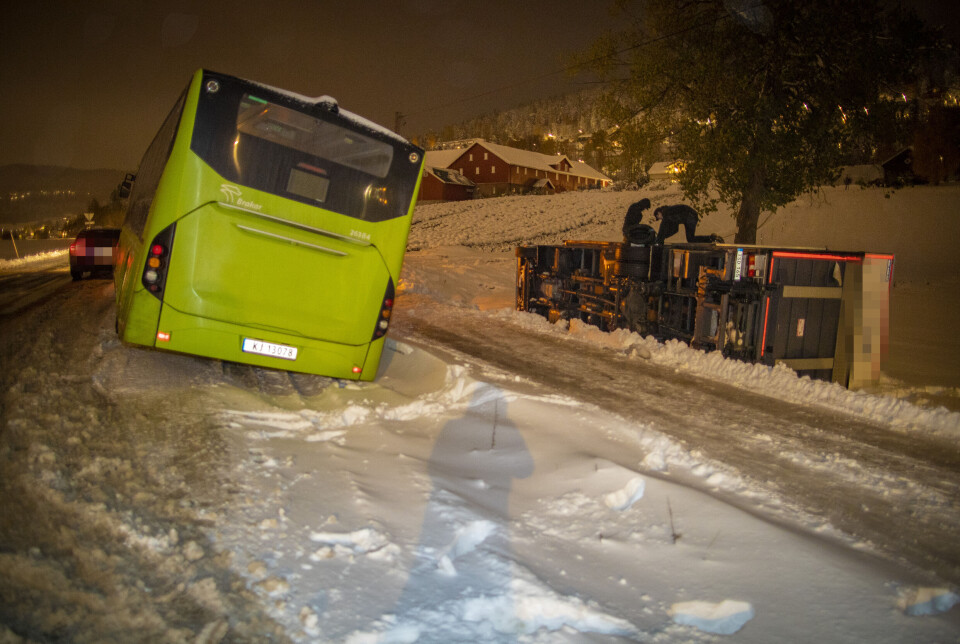 Lastebil veltet - hevder styringen sviktet