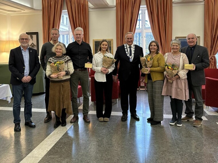 F.v. juryleder Arne Finn Solli, Kjersti Frøhaug Rentsch (Ringveien 7), Trond Åsheim (Union Eiendomsutvikling), Morten Gregertsen (Union Eiendomsutvikling), Ingrid Emillie Myhrvold (Union Eiendomsutvikling), ordfører Kjell Arne Hermansen, Anny Peggy Halaas (Nesveien 2), Torunn Johanne Wister (Poppegårdsveien 30B) og Henning Satermo (Poppegårdsveien 30B).
