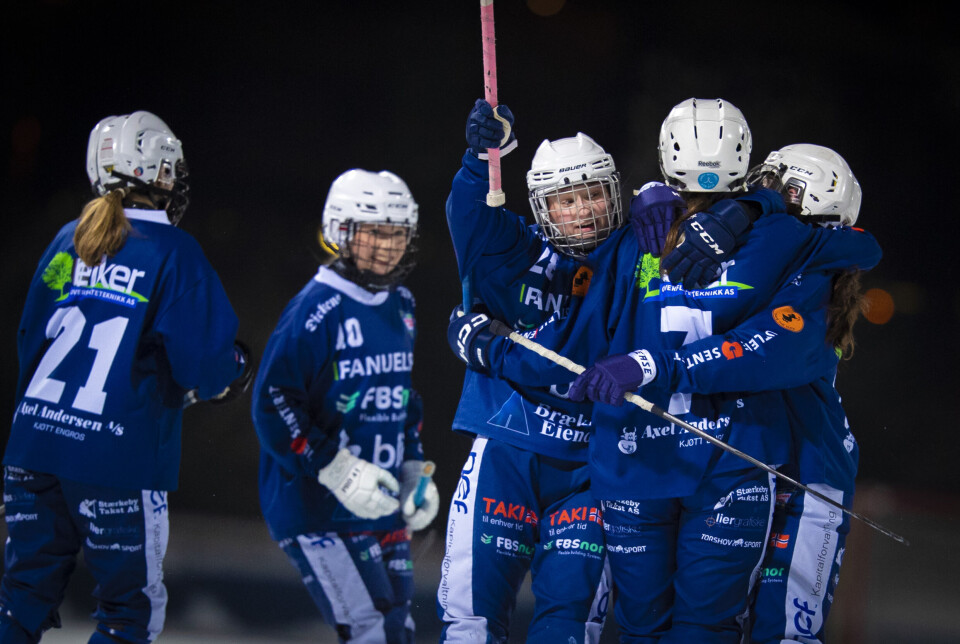 DRAMMENS-JUBEL: Laget gratulerer Lene Aamodt med scoring, bak til venstre eliteserie-debutant Mina Strand Idal (15).