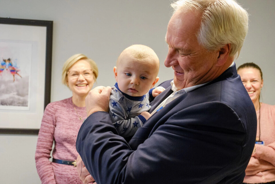 Liam (3mnd) og ordfører Kjell Arne Hermansen i god harmoni på helsestasjonen på Konnerud. Ingvild Kjerkol og jordmor Jeanette Sloth Hybjerg følger med i bakgrunnen.
